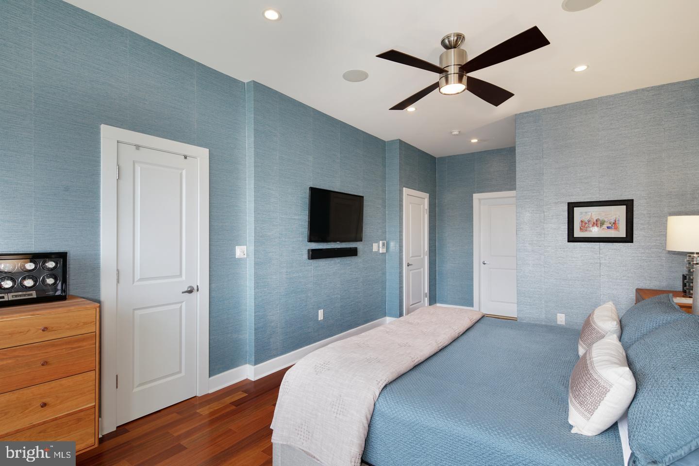 QUEEN VILLAGE - Residential