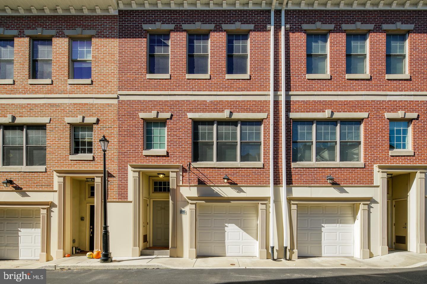 QUEEN VILLAGE - Residential