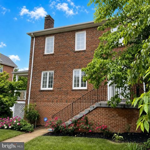 Photo of 2012 S Glebe Road, ARLINGTON, VA 22204 (MLS # VAAR2073418)