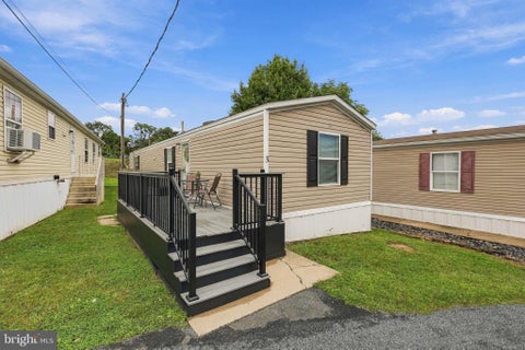 Mobile Home For Sale - 3 Pleasant Hill Avenue<br/> Lancaster County, AKRON, PA 17501