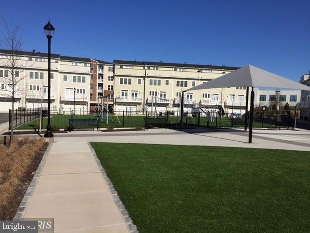 DISCOVERY SQUARE - Residential Lease