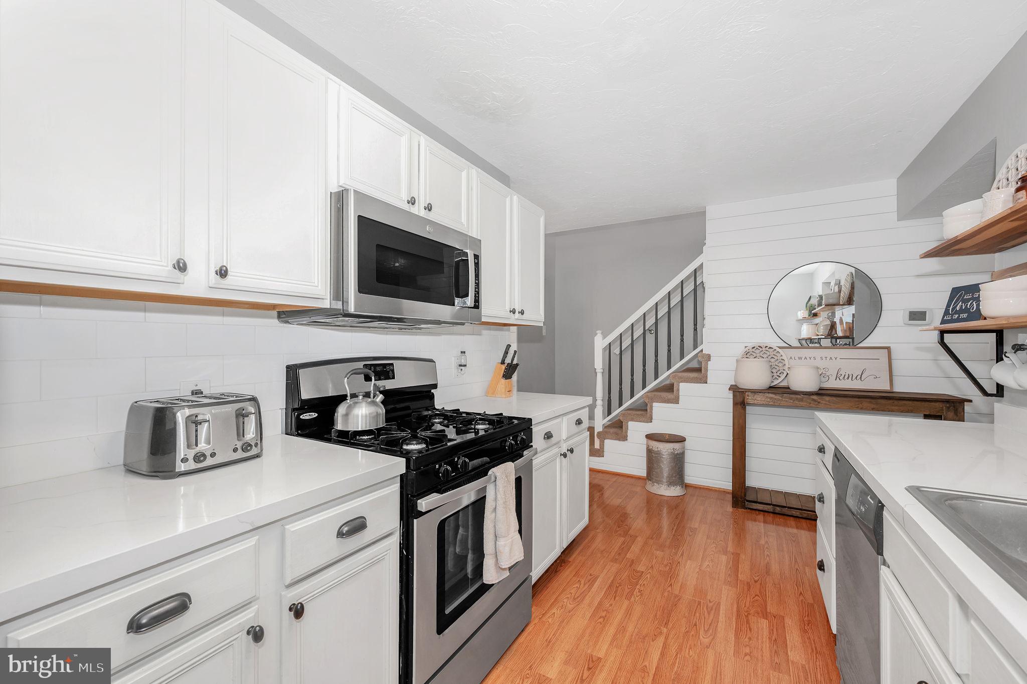 COLONIAL HILLS - Residential