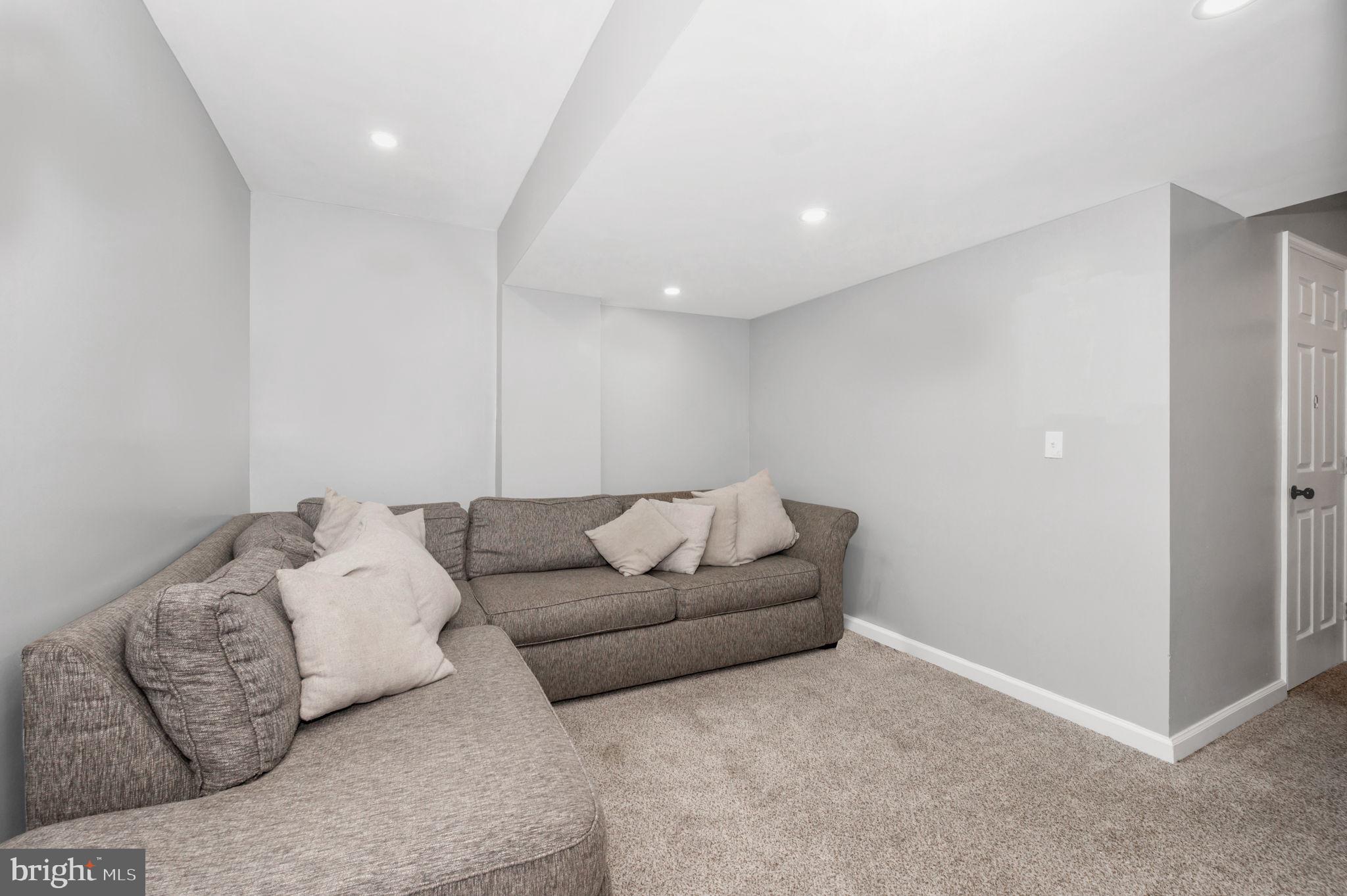 COLONIAL HILLS - Residential