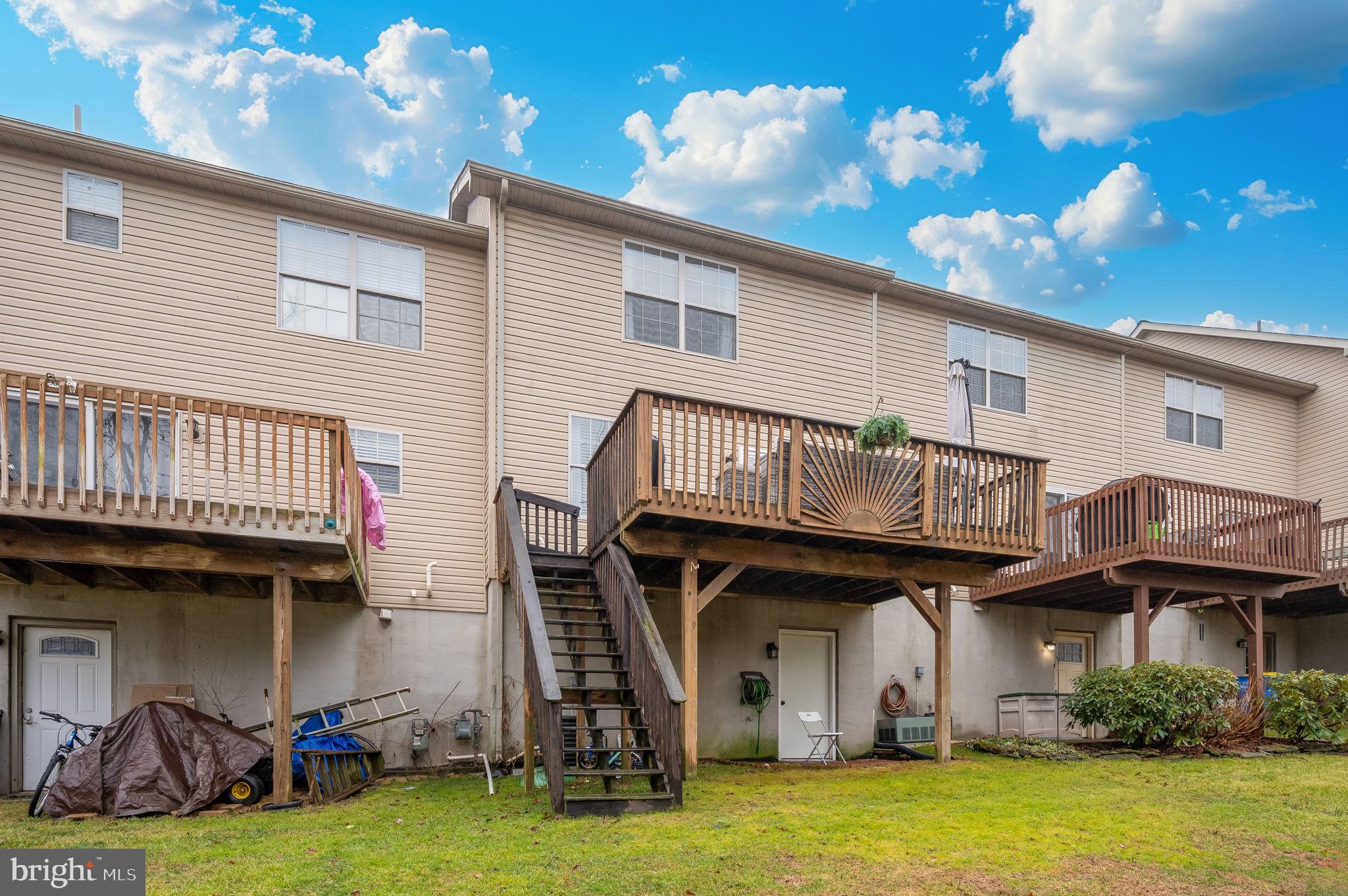 COLONIAL HILLS - Residential