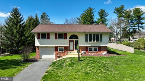 Photo of 944 Edinburgh Drive, LANCASTER, PA 17601 (MLS # PALA2079080)