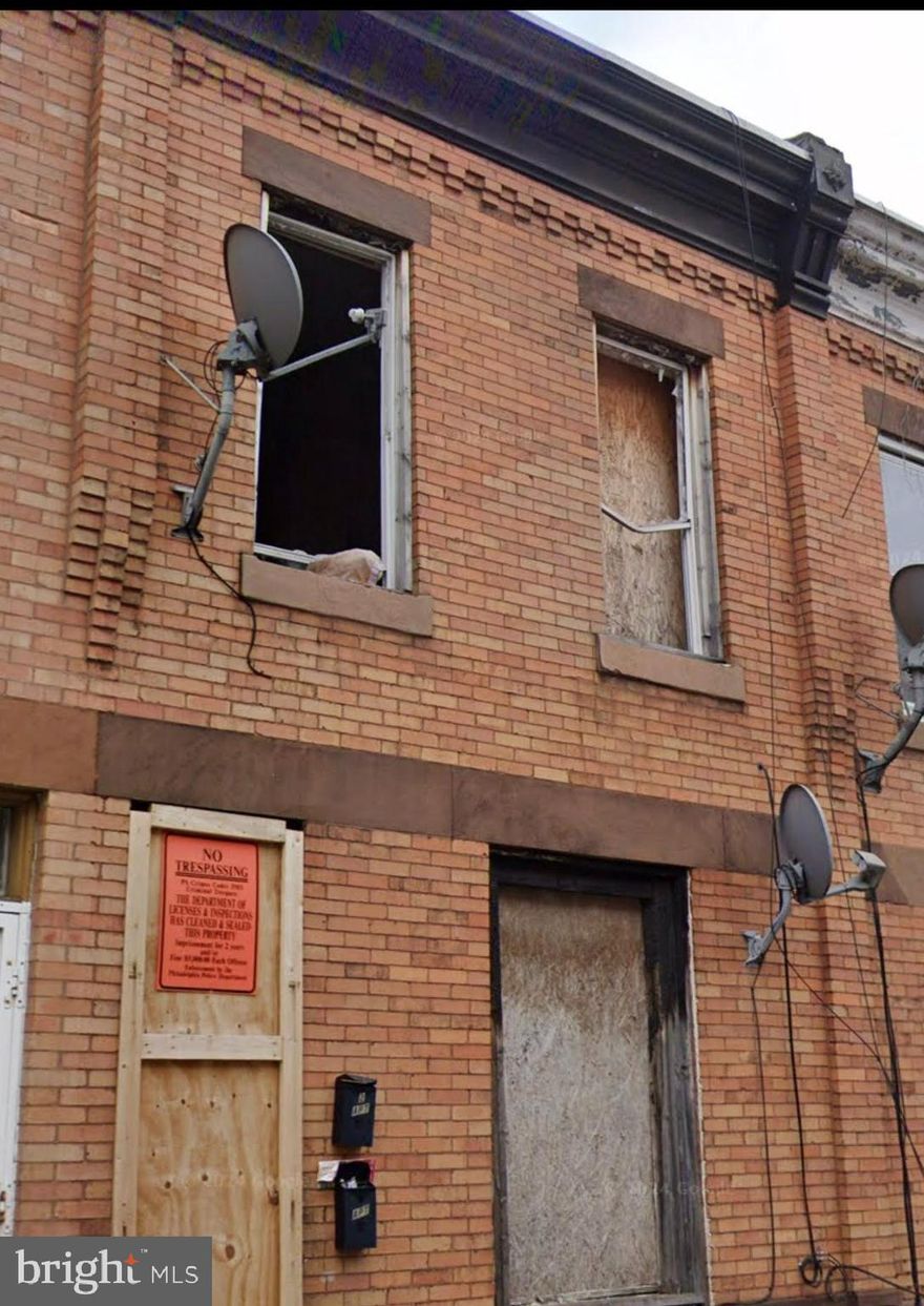 Fire-Damaged Duplex Opportunity – Hunting Park
4423 N Gratz St, Philadelphia, PA 19140
Investor special in Hunting Park. Fire damage limited to 1st-floor kitchen only — studs and floor joists not 
affected. Property is set up as a duplex with strong value-add potential.
Terms:
Buyer responsible for U&O
Buyer to pay both sides transfer taxes
Seller’s title company required
Hammer drill access available
Sold as-is
Solid opportunity for rehab investors