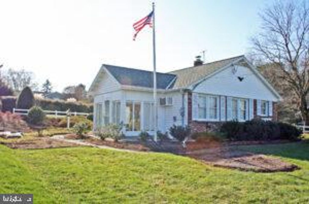 Photo of 106 E WOODS DR, LITITZ, PA 17543 (MLS # PALA2028594)