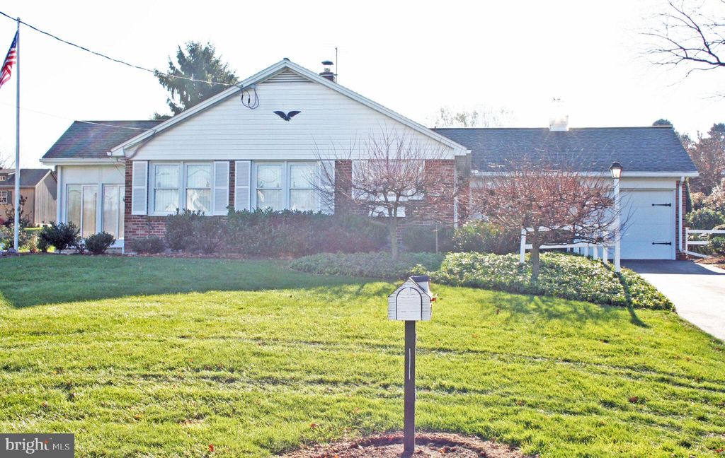 Photo of 106 E WOODS DR, LITITZ, PA 17543 (MLS # PALA2028594)