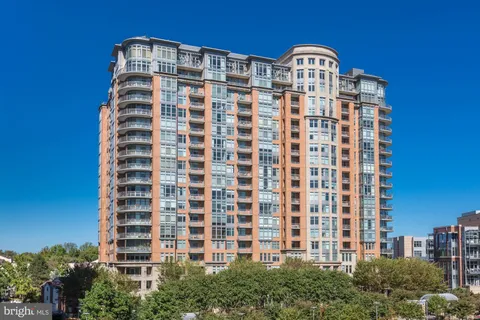 8220 Crestwood Heights Drive Unit 418, McLean, VA MLS: VAFX2257224