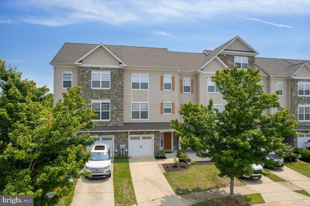 126 BACKSTRETCH WAY