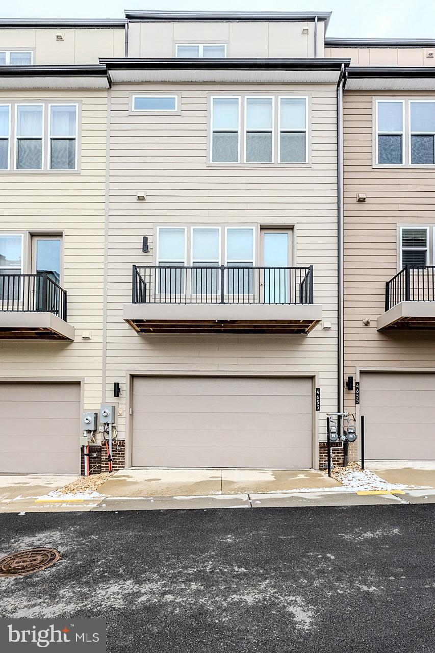 COMMONWEALTH PLACE AT WESTFIELDS - Residential