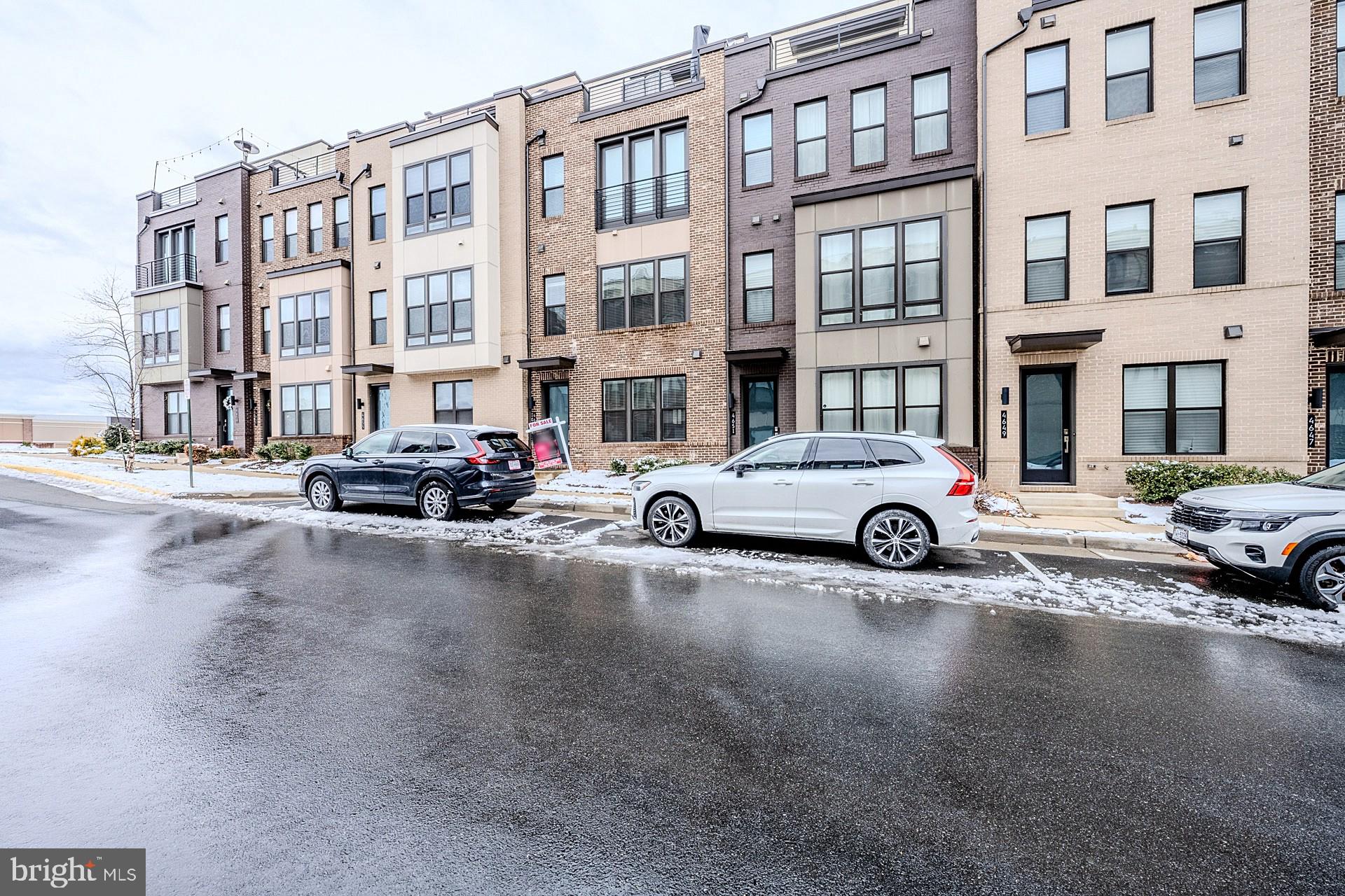 COMMONWEALTH PLACE AT WESTFIELDS - Residential