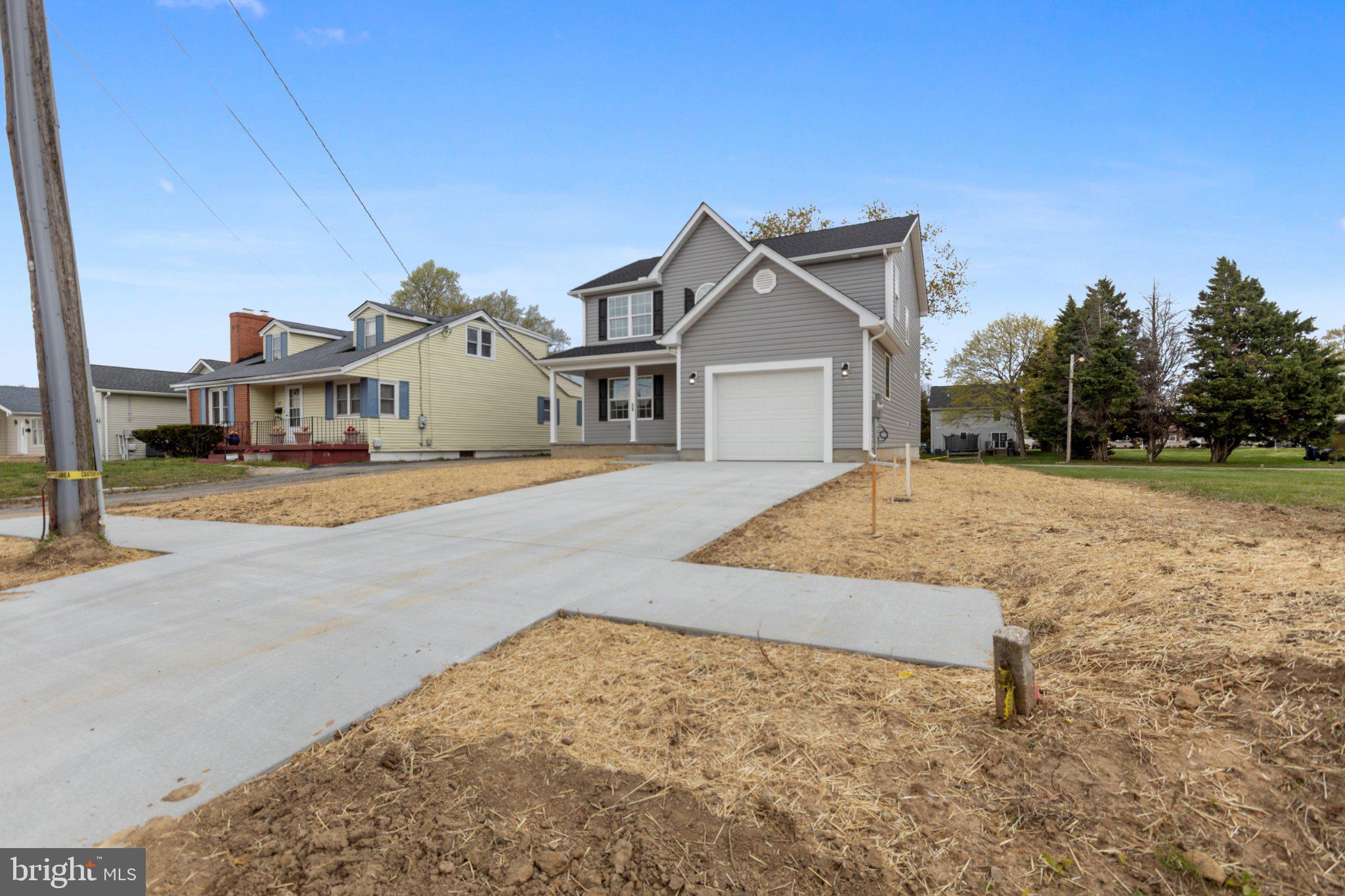 1009 HOLLY STREET