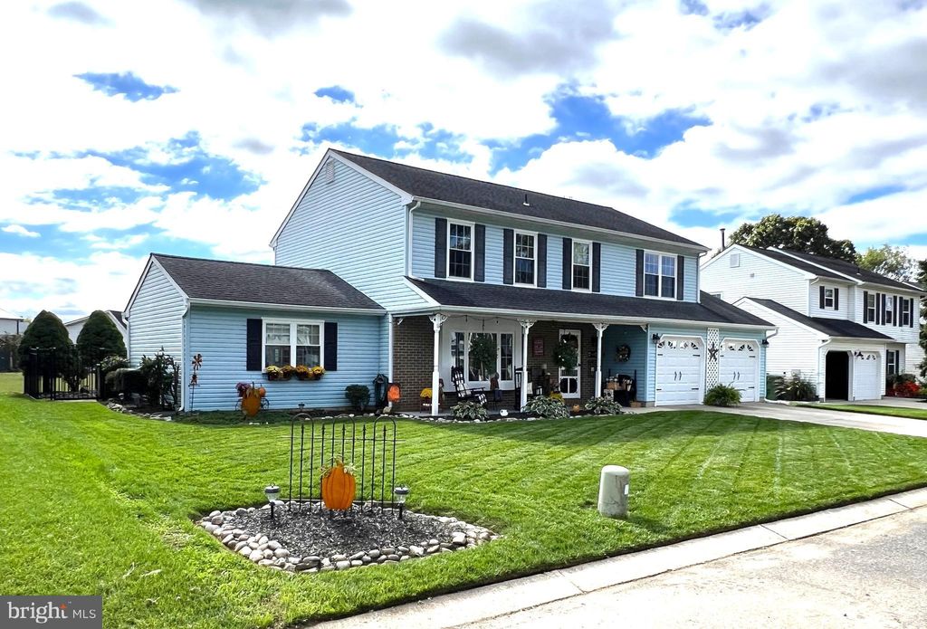 Photo of 144 W Robins Run W, SWEDESBORO, NJ 08085 (MLS # NJGL2065320)