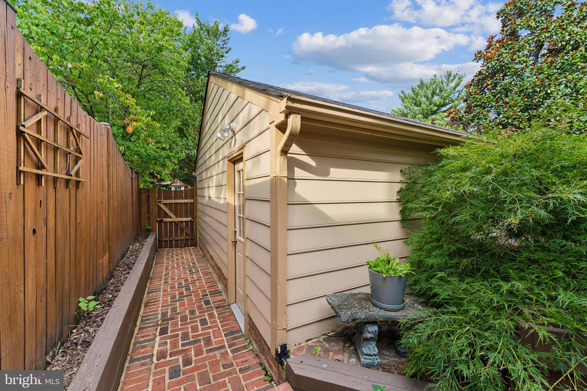 MC LEAN COURT - Residential