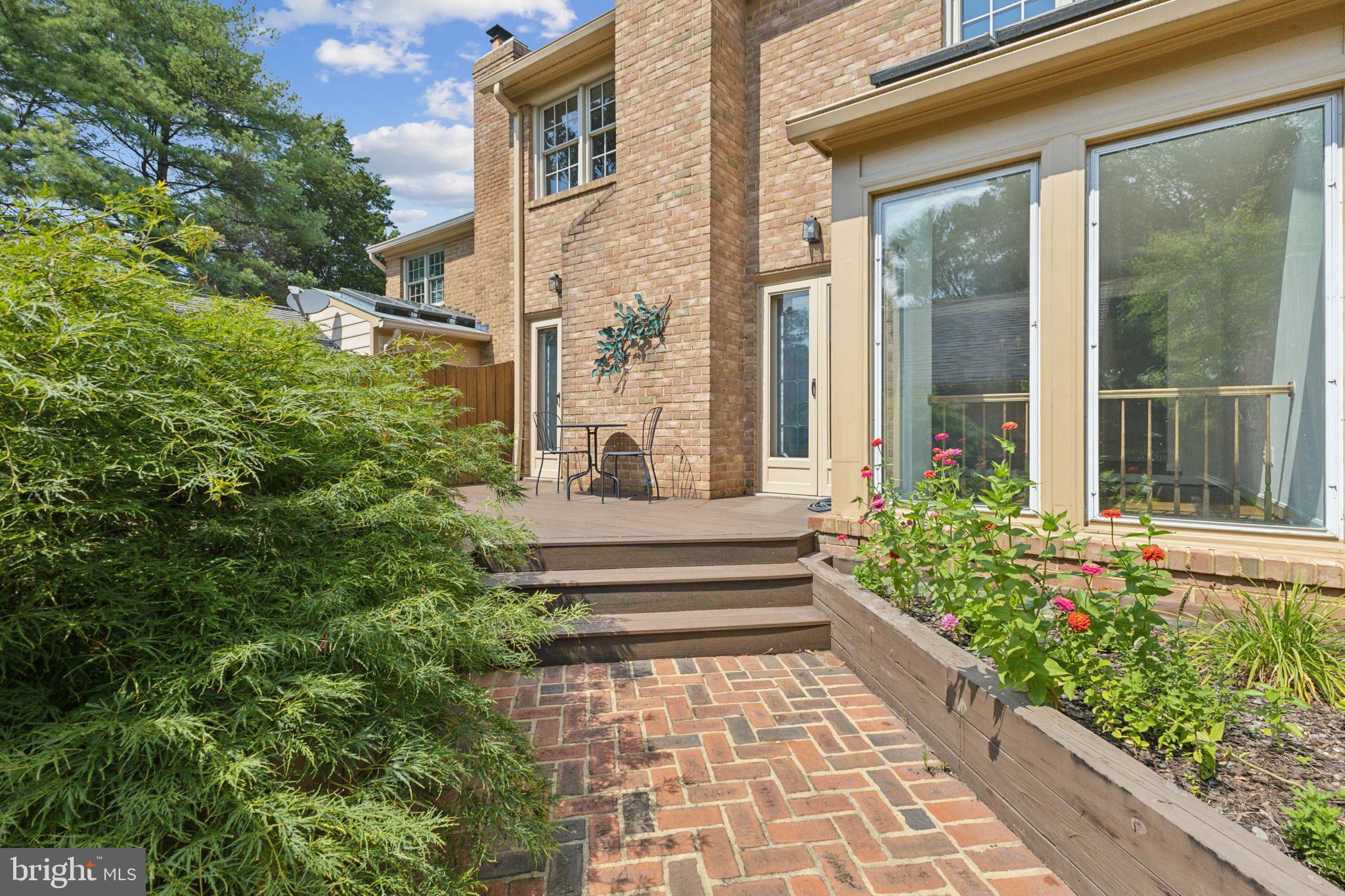 MC LEAN COURT - Residential