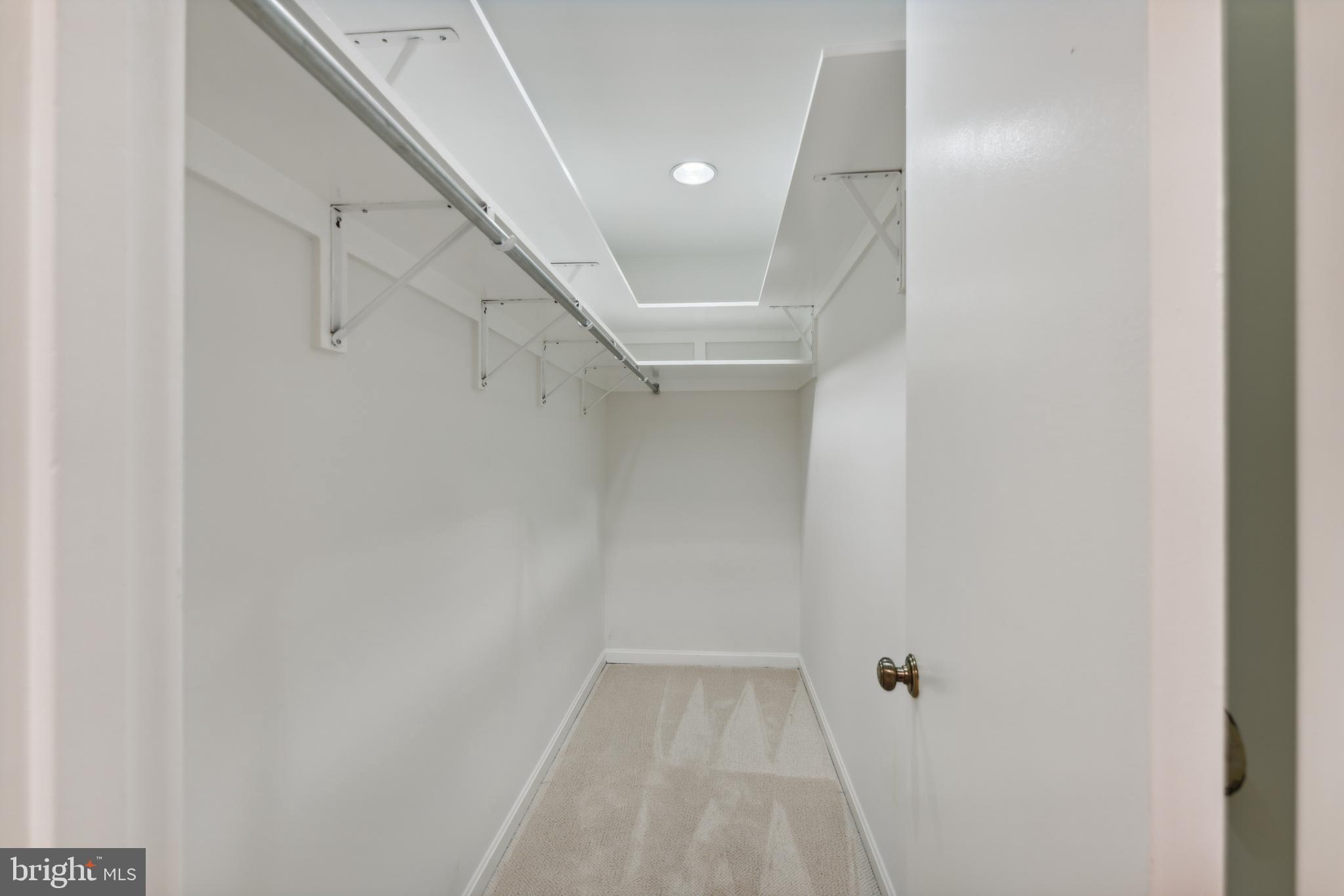 MC LEAN COURT - Residential