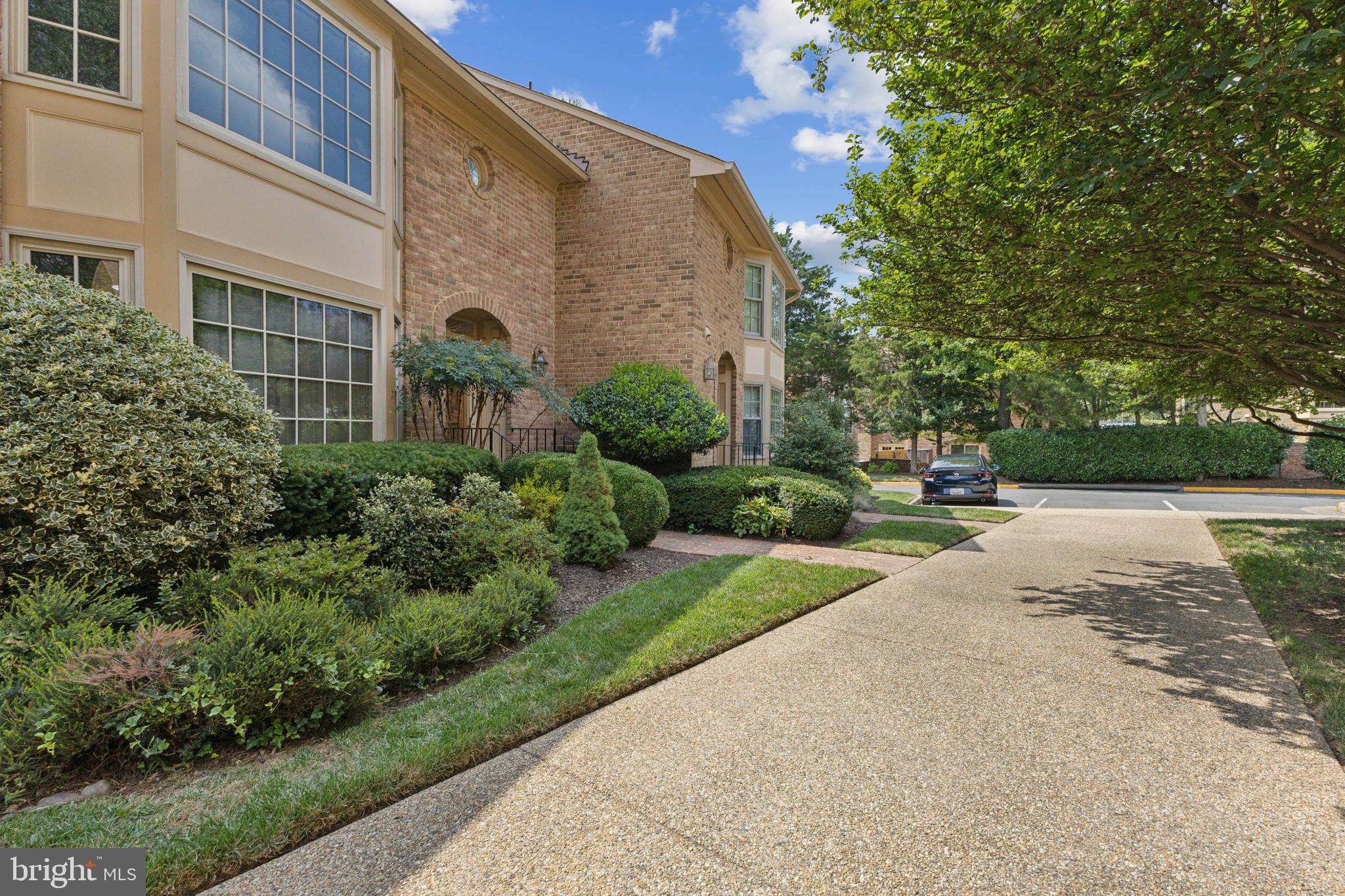 MC LEAN COURT - Residential