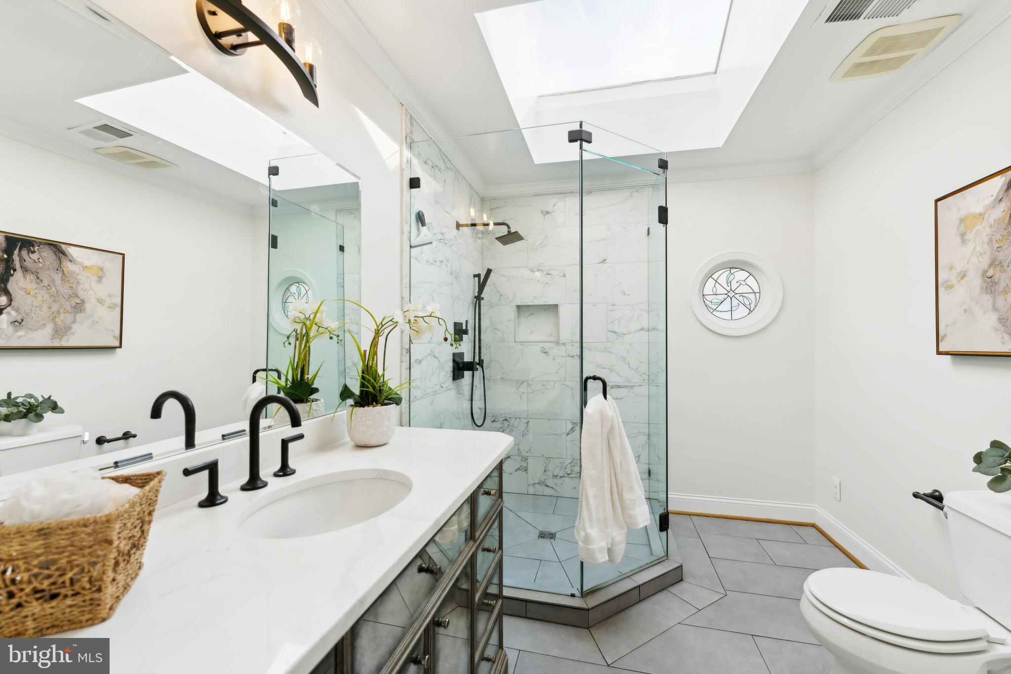 MC LEAN COURT - Residential