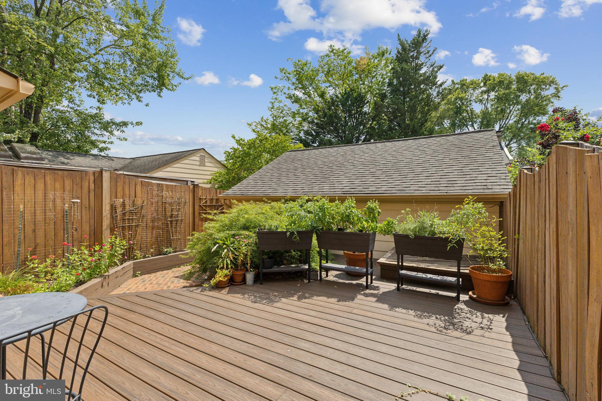 MC LEAN COURT - Residential