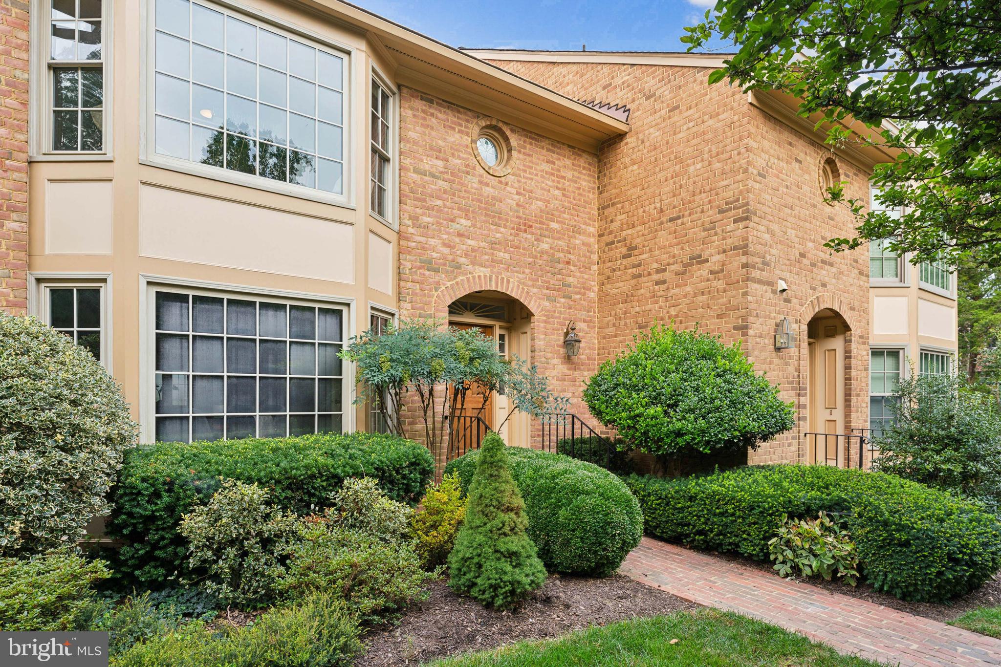 MC LEAN COURT - Residential