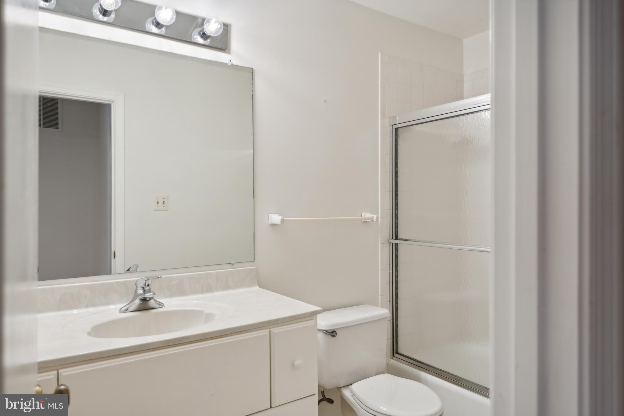 MC LEAN COURT - Residential