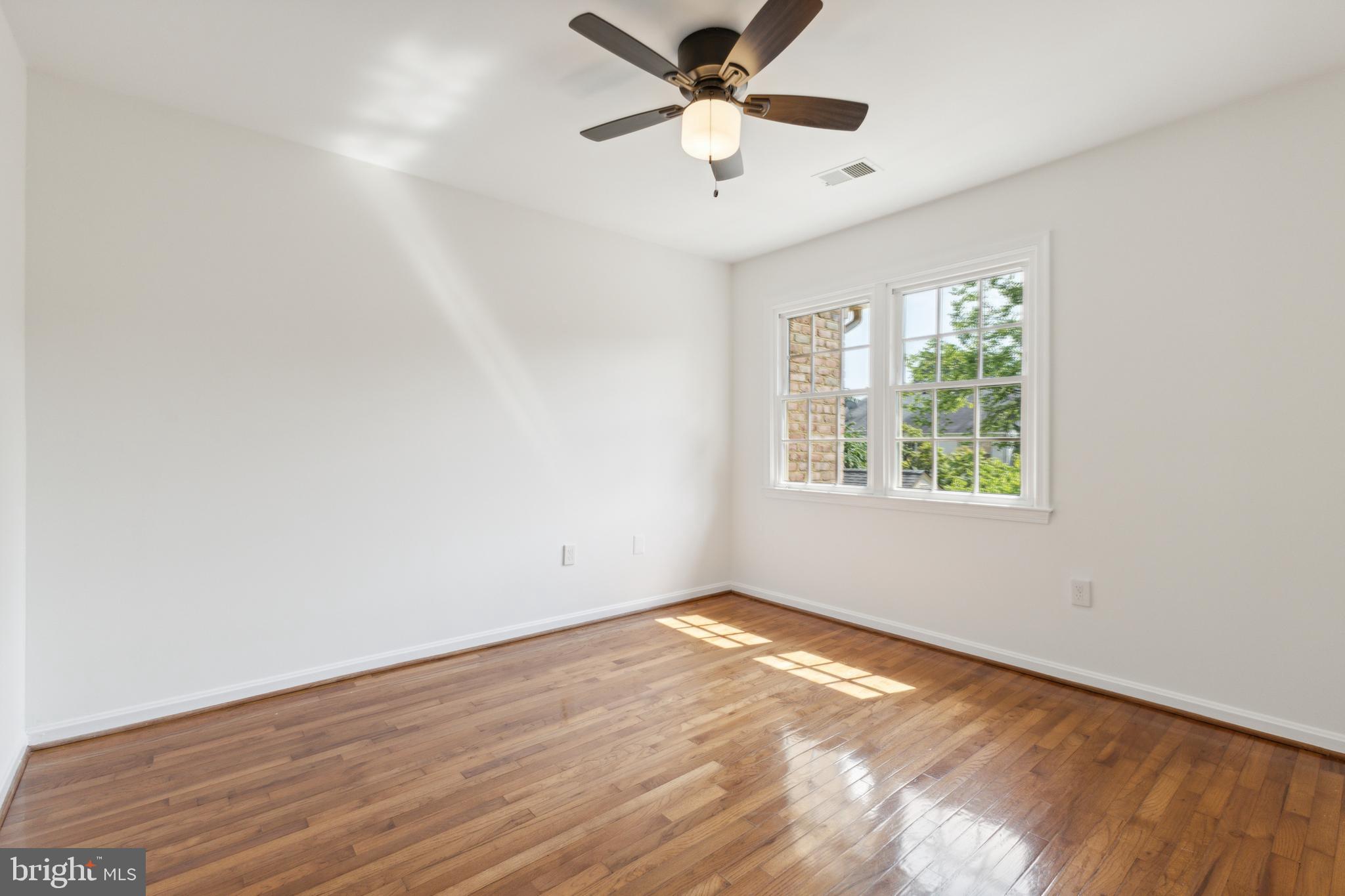 MC LEAN COURT - Residential