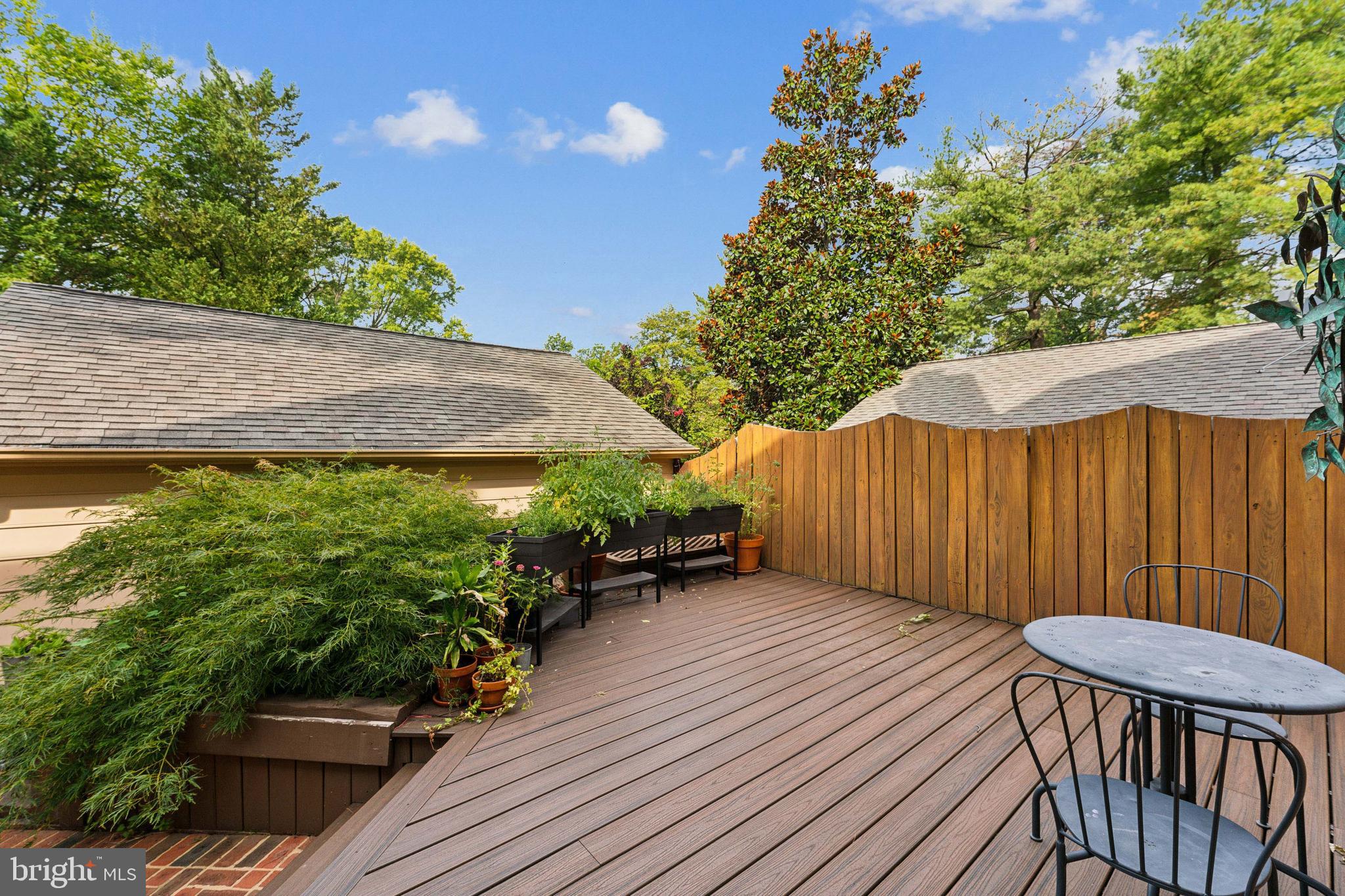 MC LEAN COURT - Residential