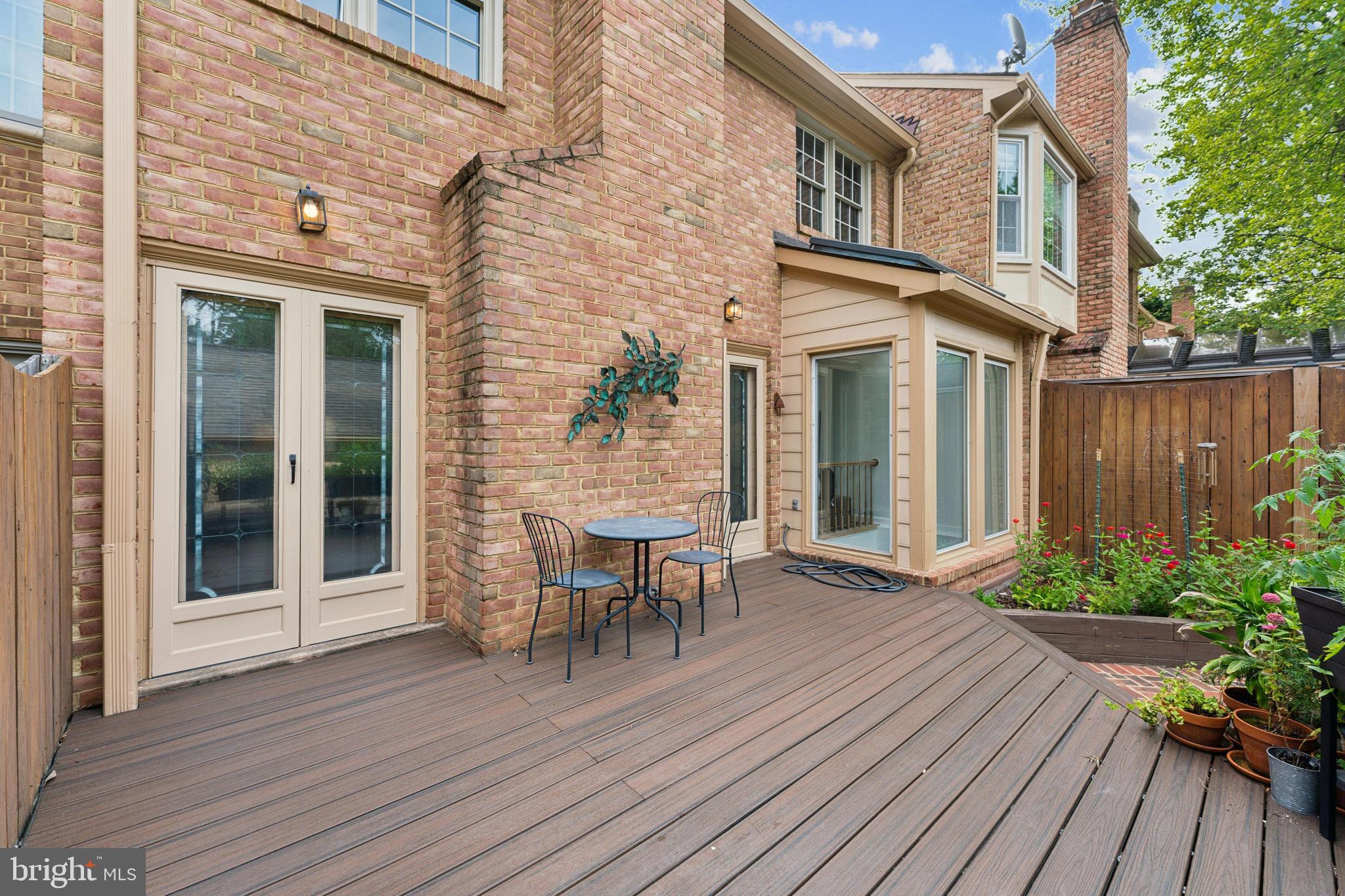 MC LEAN COURT - Residential