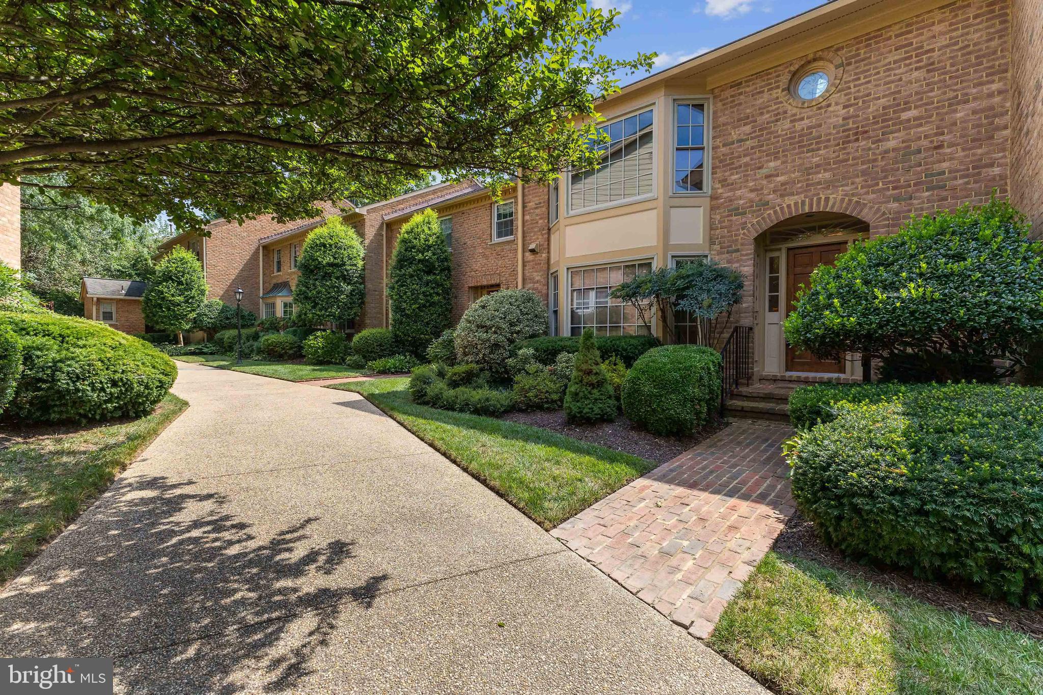 MC LEAN COURT - Residential