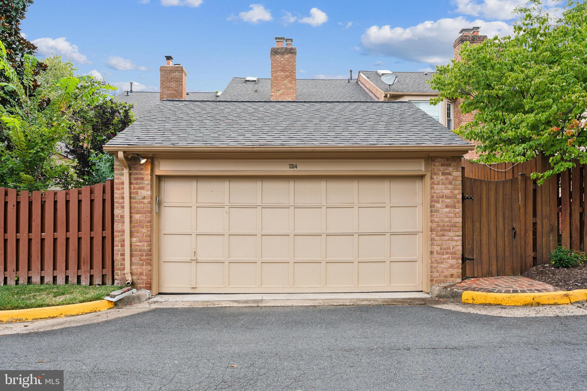 MC LEAN COURT - Residential