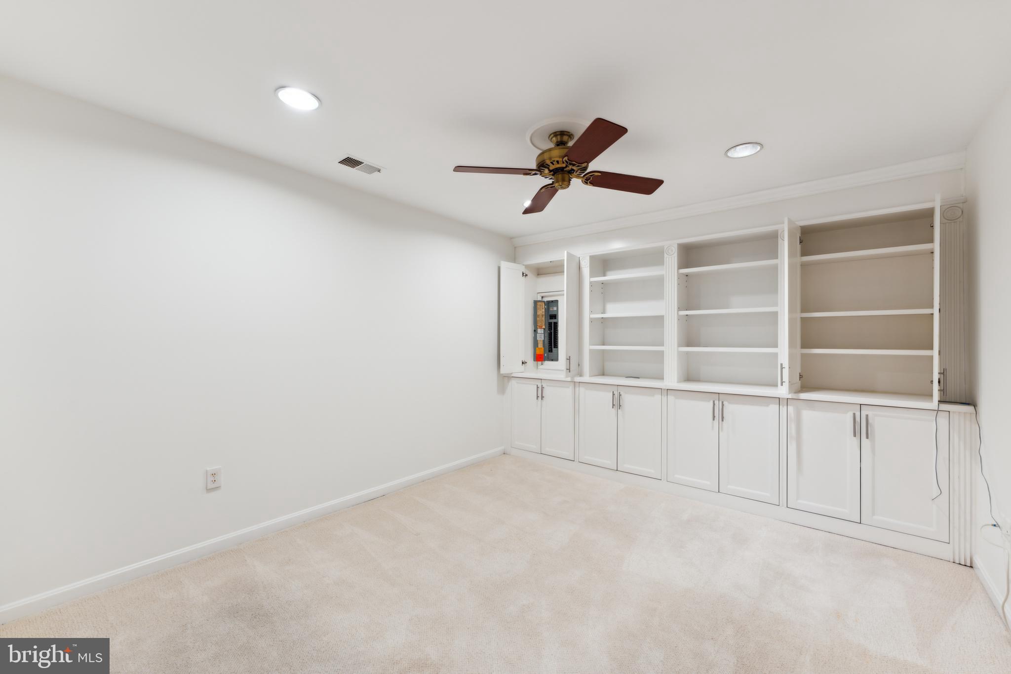 MC LEAN COURT - Residential