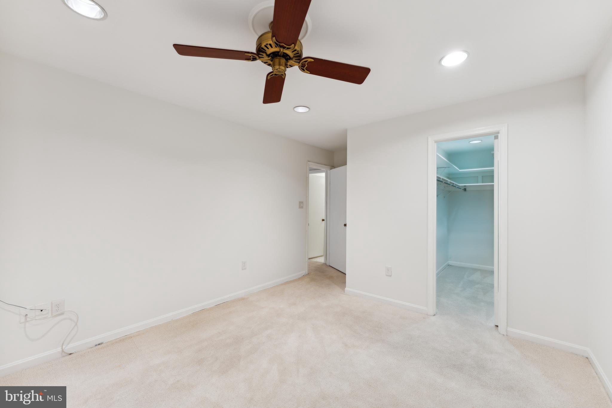 MC LEAN COURT - Residential