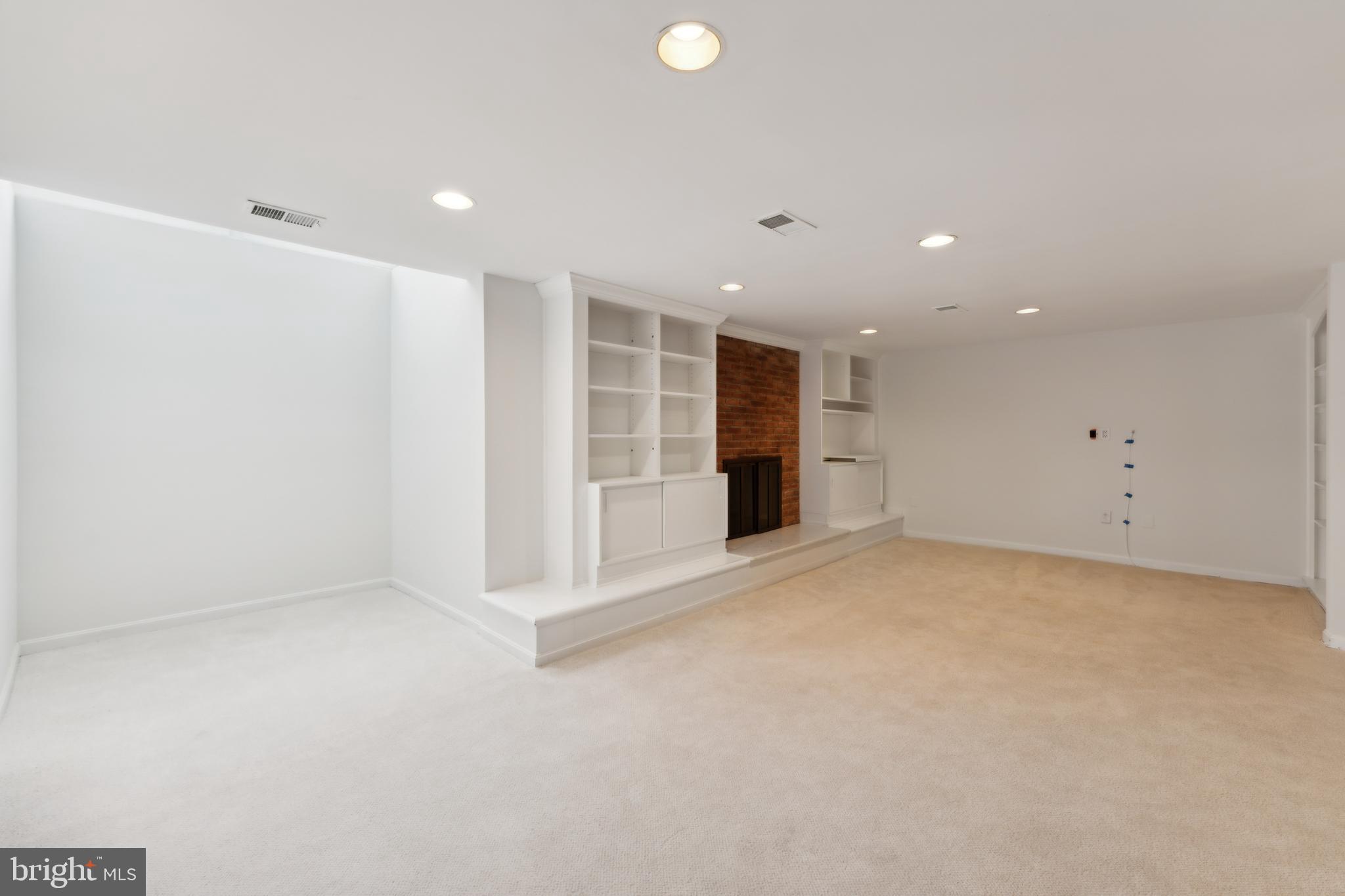 MC LEAN COURT - Residential