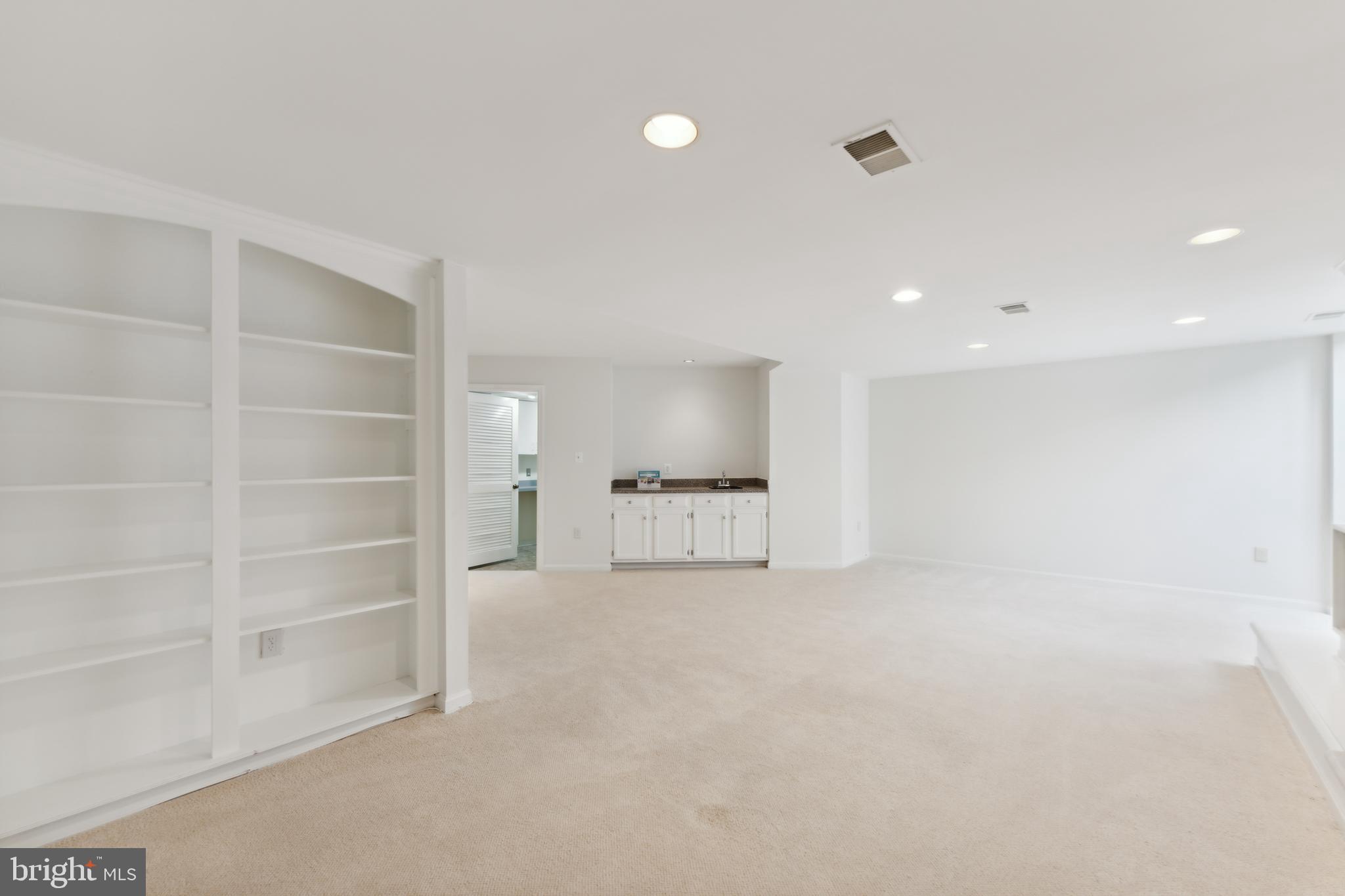 MC LEAN COURT - Residential