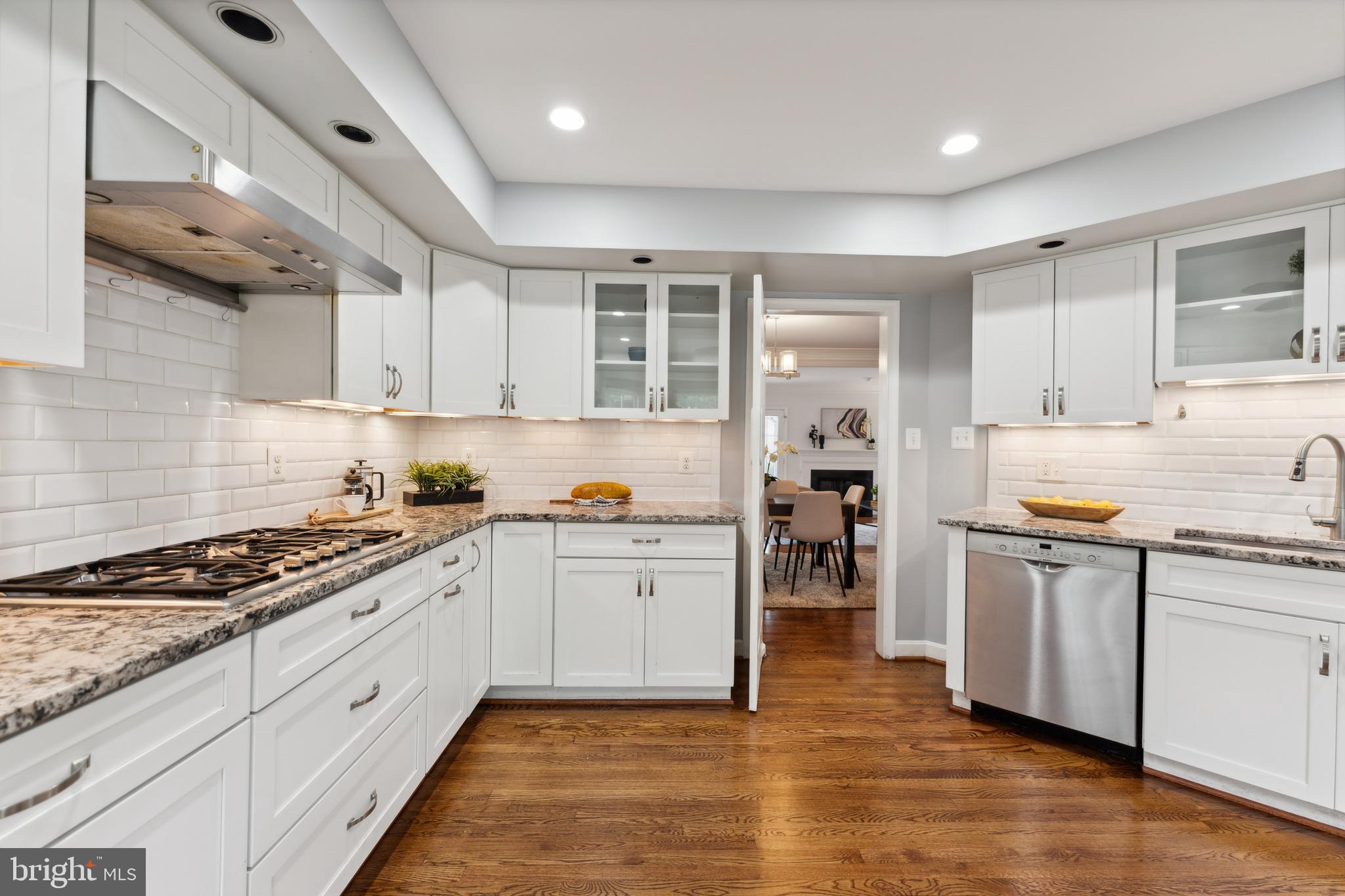 MC LEAN COURT - Residential