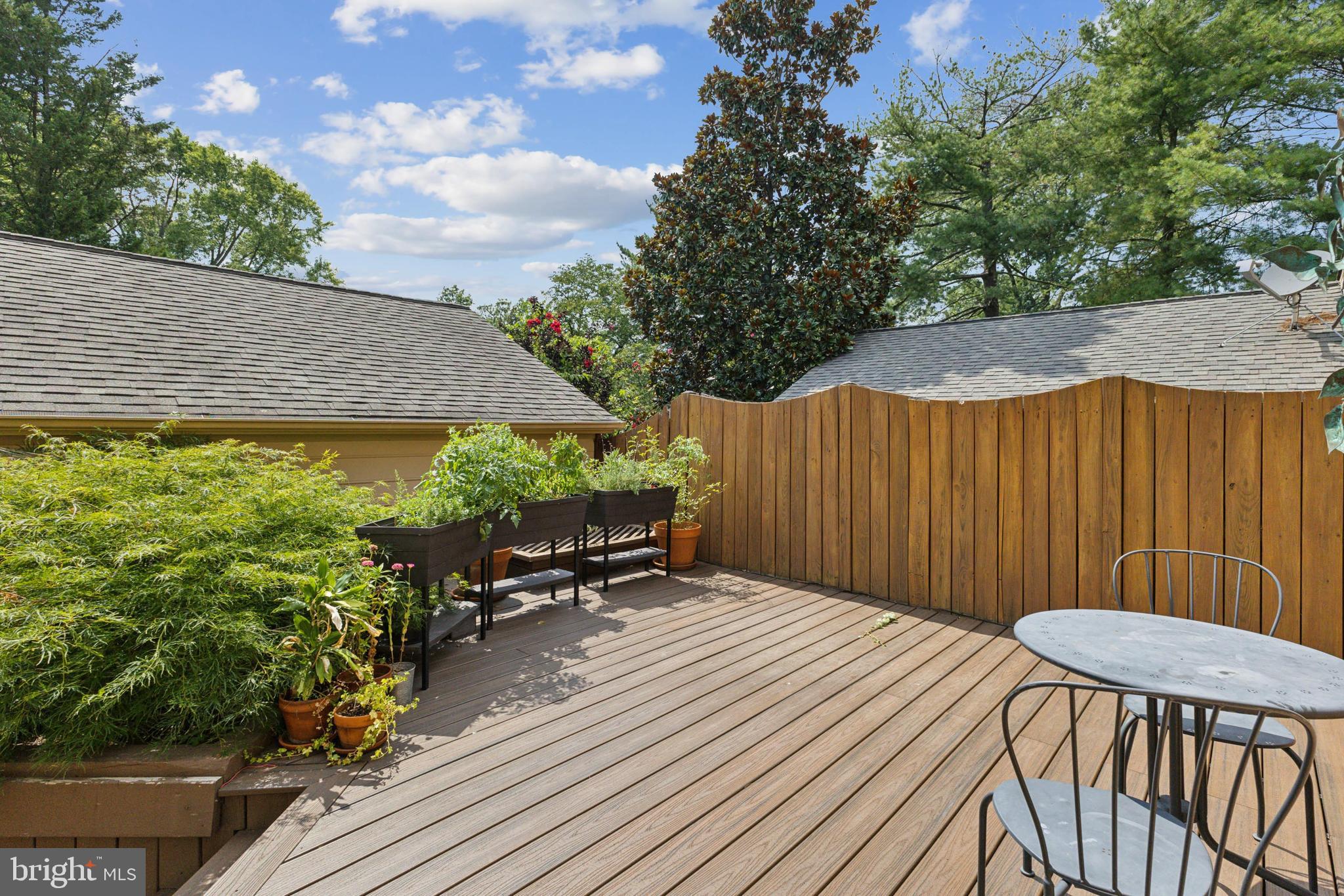 MC LEAN COURT - Residential