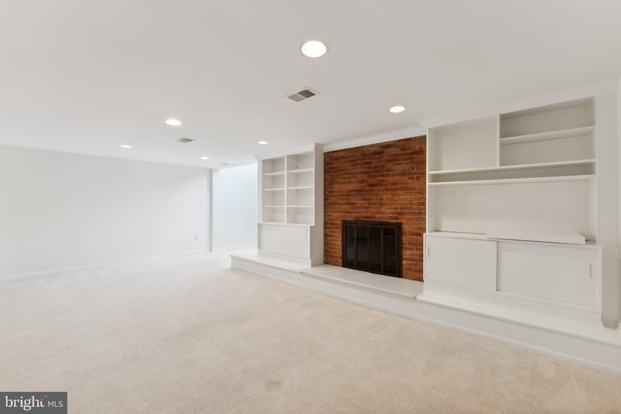 MC LEAN COURT - Residential