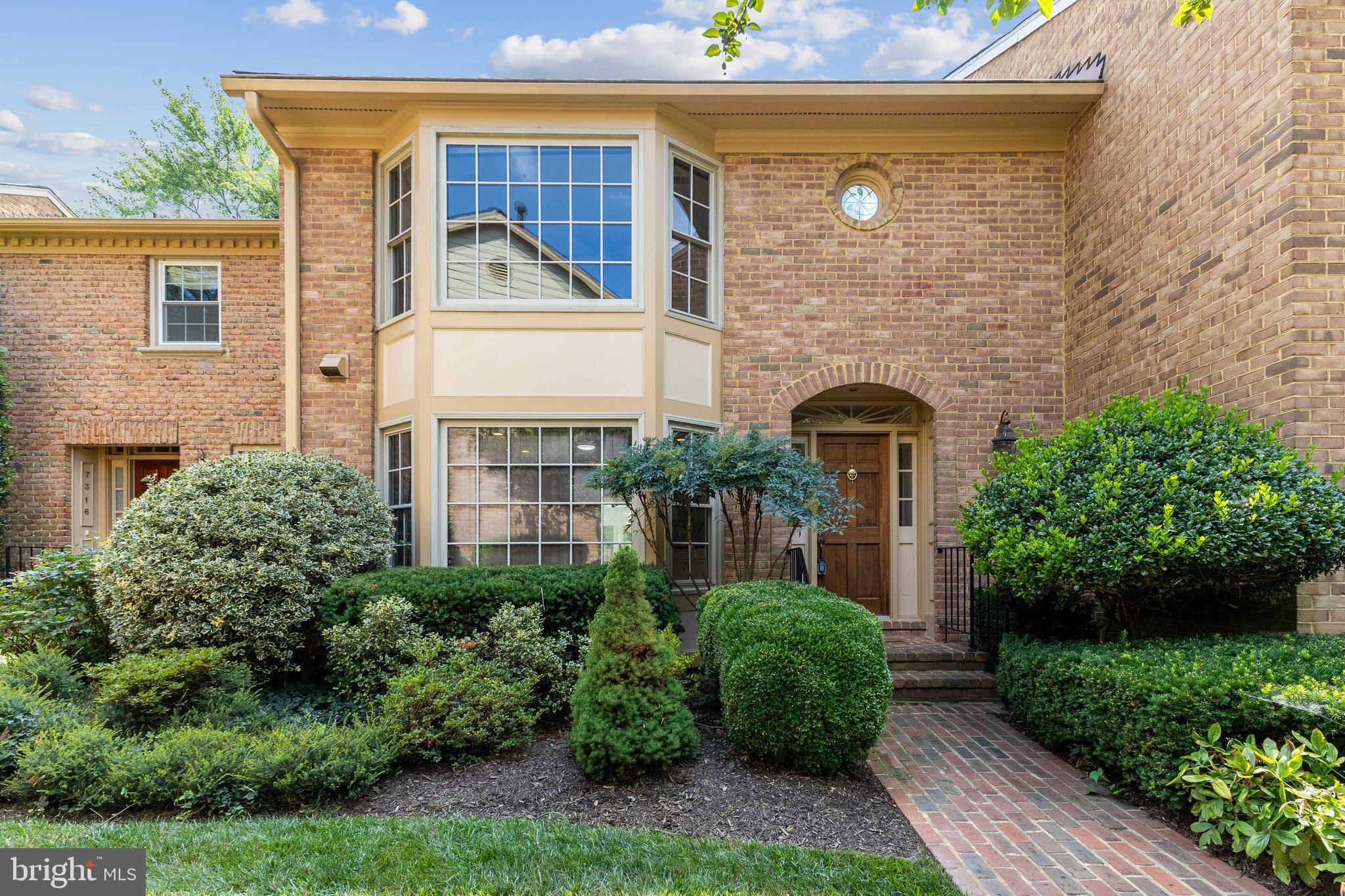 MC LEAN COURT - Residential