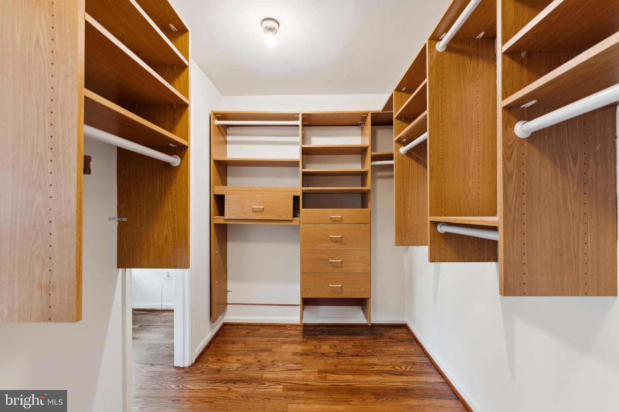 MC LEAN COURT - Residential