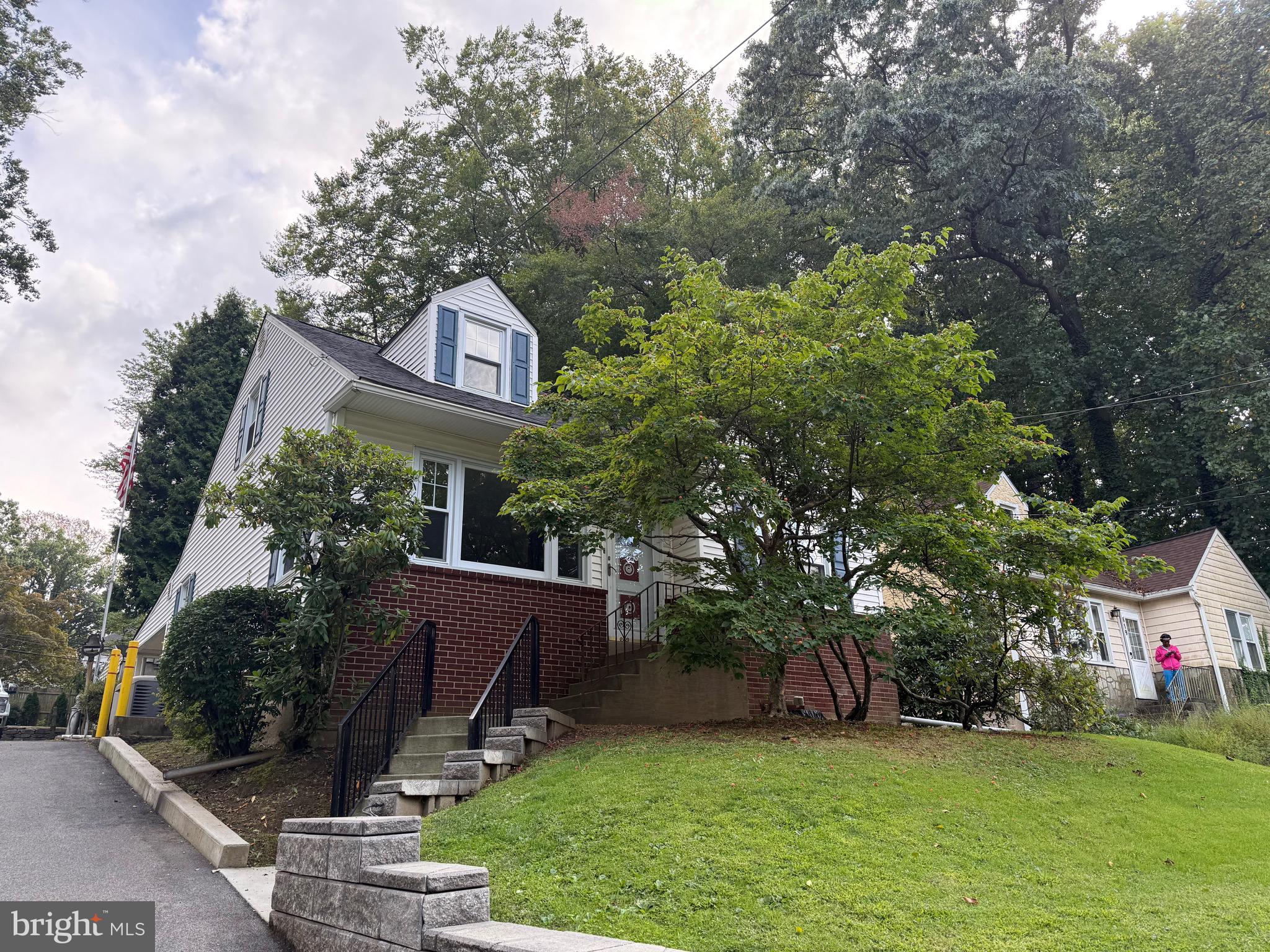 Well-Maintained Cape Cod in Glenside.
3 bedrooms, 2 full bathrooms. Modern eat-in kitchen with gas range, formal dining room, and large living room. Features include central air, laundry area, off-street parking, 1-car detached garage, and backup generator. Walking distance to public transportation and schools.
Good credit and security deposit required. No pets.