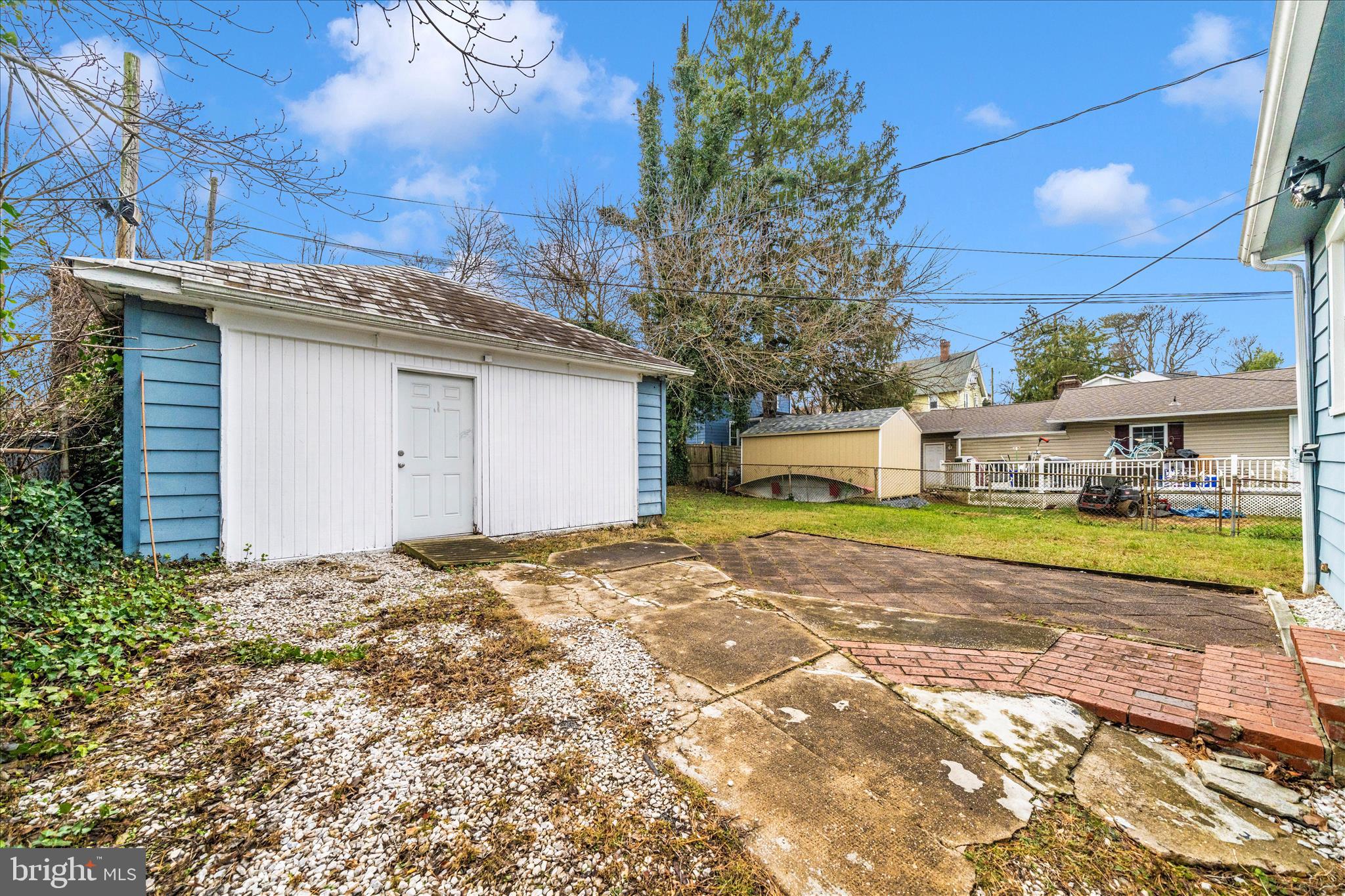 Main image without alt text