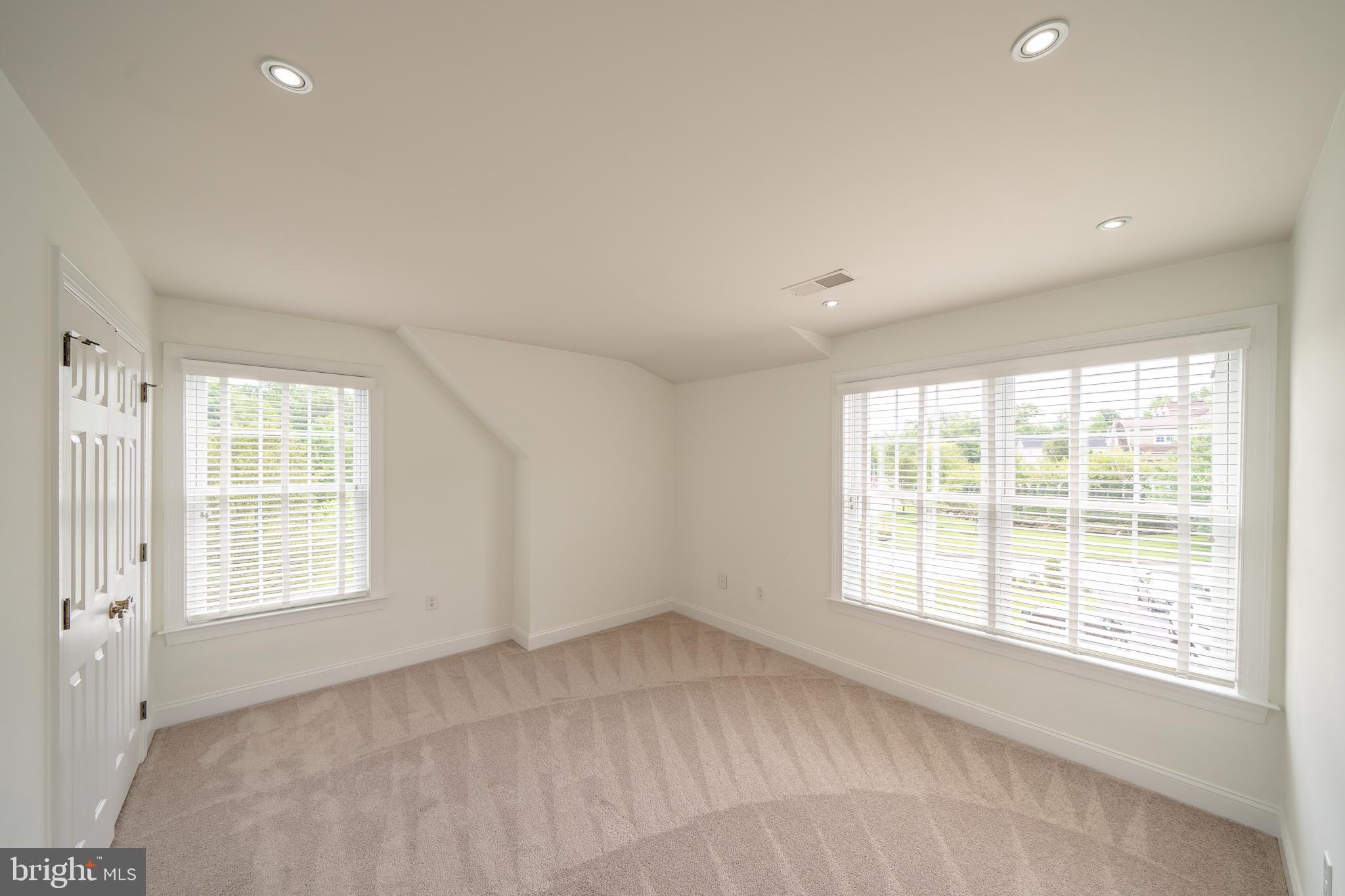 PONDVIEW - Residential