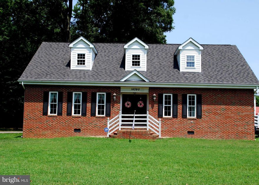 Amazing home on Cobb Island, 10 lots make this HUGE flat lot so appealing. Brick front home w/ a 2 carport and a 1 car garage/workshop, w/ heat and AC. 3 bedrooms on main level, possible 4 th bedroom or great room/game room on upper level with bathroom possibility. Hardwood floors in main areas, Huge country kitchen with double ovens plus a microwave. Sellers having wallpaper removed and repainted