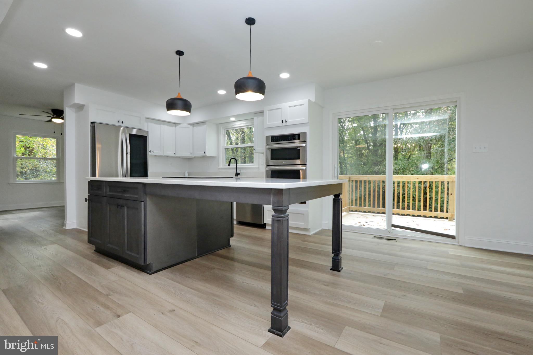 ROLLING HILLS - Residential