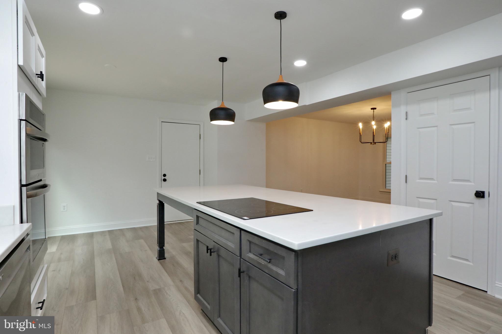 ROLLING HILLS - Residential