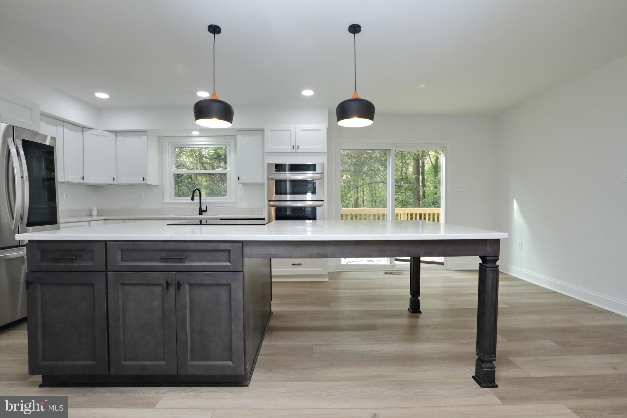 ROLLING HILLS - Residential