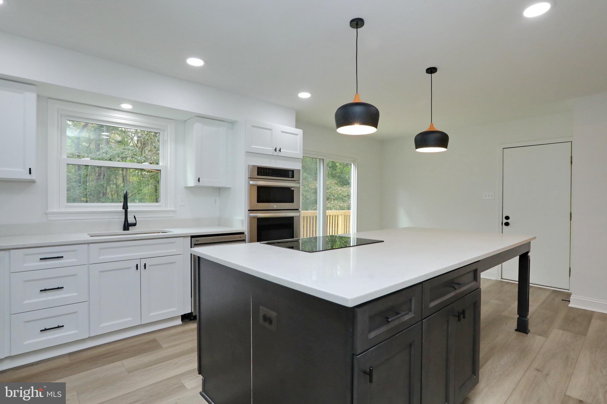 ROLLING HILLS - Residential