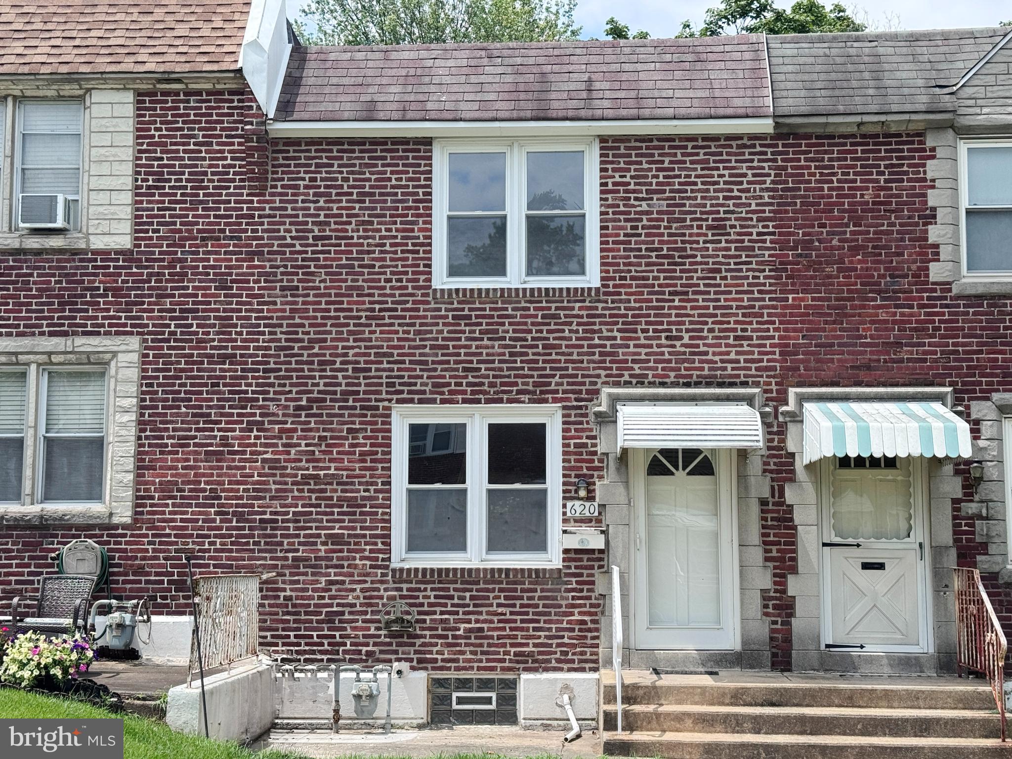 Welcome to this maintained 3-bedroom, 1-bath Airlite row home located in the sought-after Briarcliffe neighborhood of Glenolden! Perfectly blending comfort and convenience, this home offers an inviting layout with modern updates and timeless character.
Step inside to a bright and spacious living room featuring large front windows that fill the space with natural light. The adjoining formal dining room is ideal for family meals or entertaining guests, leading into a well-kept kitchen.
Upstairs, you’ll find three generously sized bedrooms with plenty of closet space and a full hall bath. Lower level consists of a partially finished basement , plus a separate laundry area and walk-out access to private parking in the rear.
Conveniently located near schools, shopping, public transportation, and major roadways, this home is move-in ready and waiting for your personal touch.
Don’t miss this opportunity to own a well-loved home in one of Glenolden’s most popular neighborhoods. Schedule your tour today!
