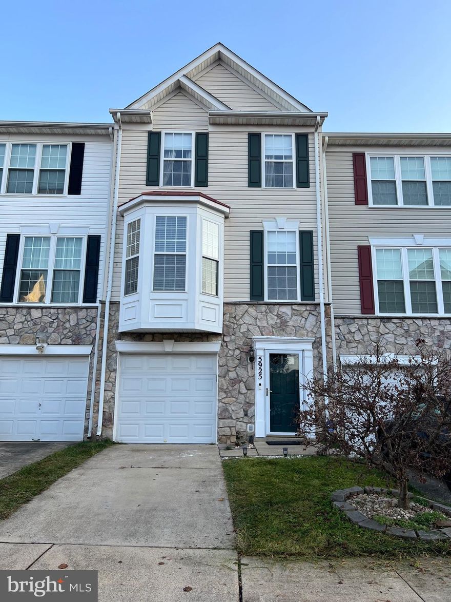 Welcome home to this stunning 3-level townhome in the sought-after community of Kingstowne!  Step inside the beautiful spacious main level with so much natural light and gleaming hardwood floors throughout this level, spacious living space and formal dining. The gourmet kitchen is to impress with a large island, breakfast nook with access to the deck to enjoy the morning breeze. Upstairs, you will find the large master bedroom with an ensuite and an additional spacious secondary bedroom with a private bath. Washer and dryer along with the linen closet is conveniently located on the upper level. The lower level has a half bath along with a  door leading to the backyard. 

The kingstowne community offers multiple shopping centers with options for dining, grocery stores,  and movie theatre. Close to Van Dorn and Springfield Metro as well as Fairfax County Parkway and I-95, I-395 and I-495.